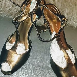 NEW ANN KLEIN sz 8 T-Strap metallic shoes.